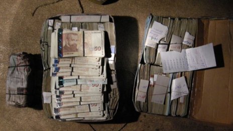 Закопчаха баща и синовете му – 2 години въртeли лихварство 