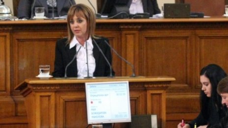 Манолова "лае" по Фидосова. Какви са тия ключета с мечета?