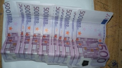 Мъж помогна на баба да си прибере дървата, после я обра