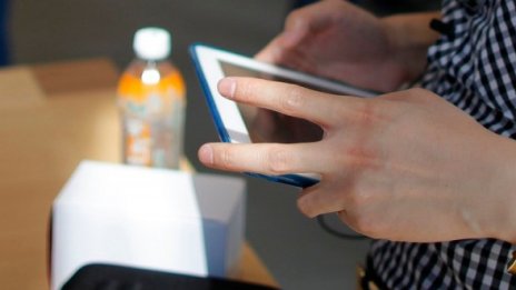 Каква криза? Гимназия раздава таблети за ?585 000 