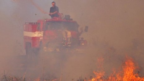 Продължава гасенето на пожара край Костадинкино