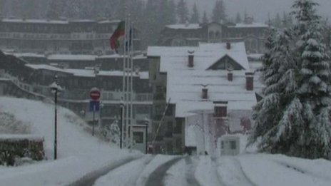 Сипе се първият сняг. Готови са и виното, и туршията! 