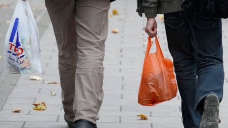 64 дни от живота си обикаляме по магазините
