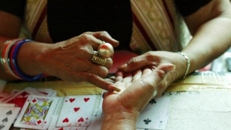 За 10 487 лв. и ?3929 "свалиха" черна магия от бургазлийка