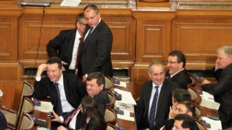 Партиите се надприказват за бомбата  