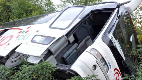 Автобус с 18 пътници се обърна край с. Конуш 