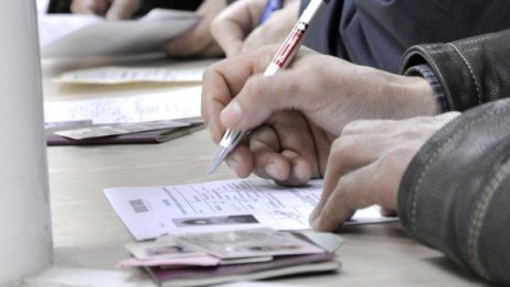 Паспортните служби с удължено работно време преди изборите