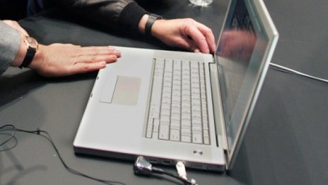 Китай затвори завод за части на Macbook Pro