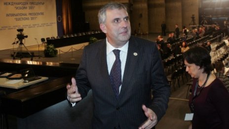 Не се отказвайте да гласувате заради хаоса, зове Калфин