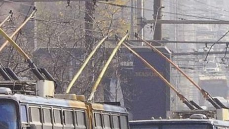 Паднал светофар скъса мрежата на тролейбусите на Сточна гара