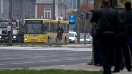 Снайперист свали нападателя на посолство на САЩ в Сараево