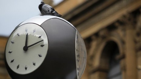 Превъртаме стрелките с 1 час назад