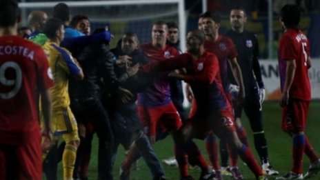 Футболистите на Стяуа наритаха фен на Петролул