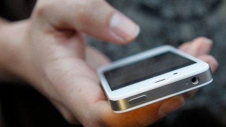Apple работи над проблемите с батерията на iPhone 4S