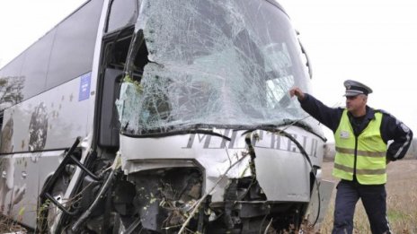 Автобус с 46 пътници катастрофира край Хасковско