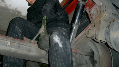 Цяла седмица мароканец се вози под автобус 