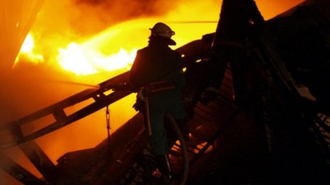 При голям пожар изгоряха три къщи в Бургас