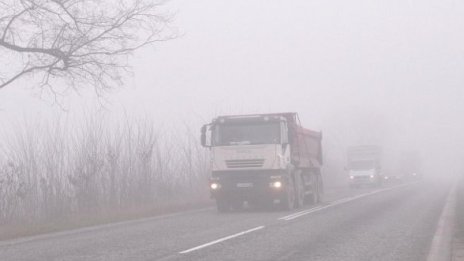На места пътищата са мокри, сняг има на "Шипка"