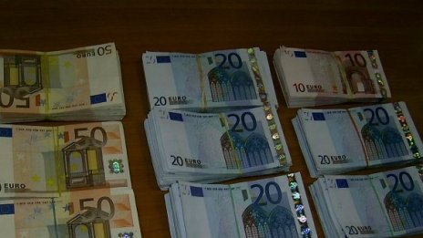 Спипаха близо 14 000 евро в джобовете на мъж на летището 