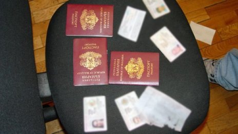 Задържаха двама фалшификатори на лични документи