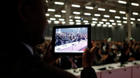 Мъж с домашен любимец и богат. Той купува iPad