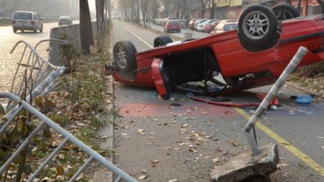 BMW се метна по таван на пешеходна алея в София