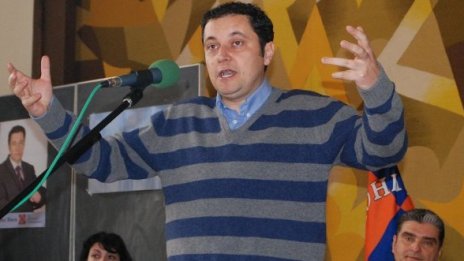 Премиерът натиснал педала, който се оказал Яне