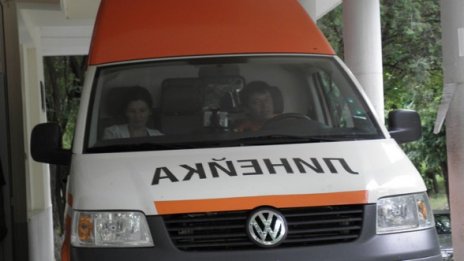 Двегодишно почина в ръцете на майка си след задавяне 
