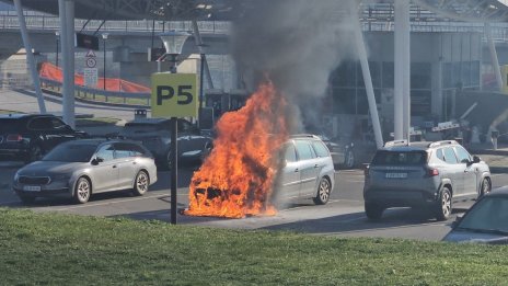 Кола се запали на летище &ldquo;Васил Левски&rdquo;