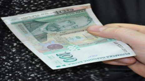 Спипаха измамница, искала да свие 112 бона от чужда сметка 