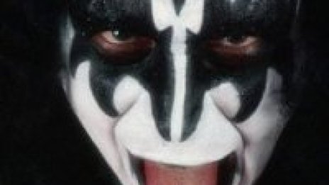 Басистът на Kiss гушна порно награда