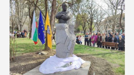 Откриха паметник на Иван Абаджиев в Нови пазар