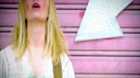 „Тук е“ новото видео на Ваня Щерева
