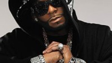 R Kelly влиза в съда, за да отговаря за секса с малолетни