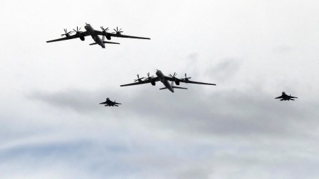 Защо САЩ изпратиха дузина самолети след два руски бомбардировача близо до Аляска?