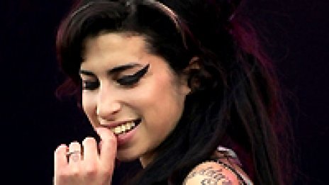 Amy Winehouse влезе в списъка на най-богатите, полицията я разпитва