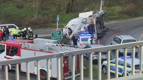 Бетоновоз се обърна на качване към бул. &ldquo;Цариградско шосе&rdquo; в София ВИДЕО