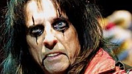 Съпругата на Alice Cooper му забрани да си направи пластична операция!