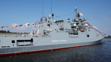 Русия изпрати военен кораб да ескортира кораби от сенчестия флот през Ламанша