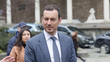 Терзиев показа отвертка и се пошегува с машинното гласуване