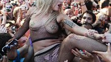 Lady Gaga скача полугола в ръцете на феновете си!