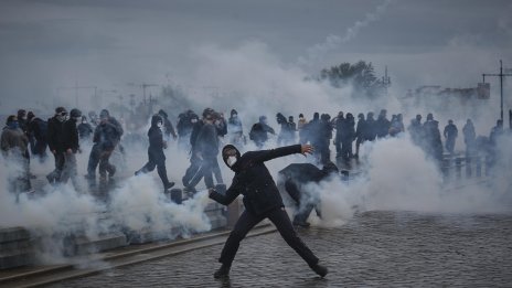 Вълната на протестите във Франция се надига: Близо 1000 арестувани