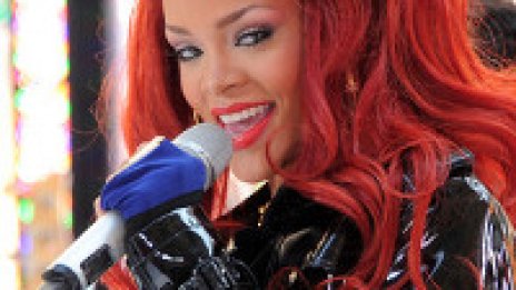 Rihanna стреля по мъж (видео)