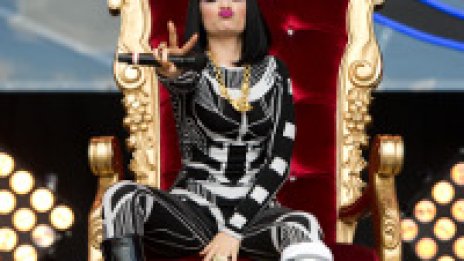 Jessie J пя с гипсиран крак на Glastonbury (видео)