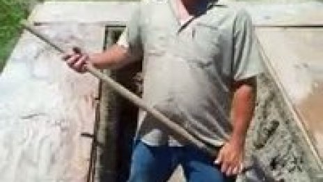 Уволниха гробар след като куфял в разкопан гроб (видео)