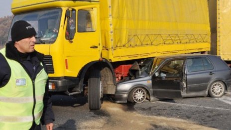 Голф се натресе под ТИР на главен път Е-79
