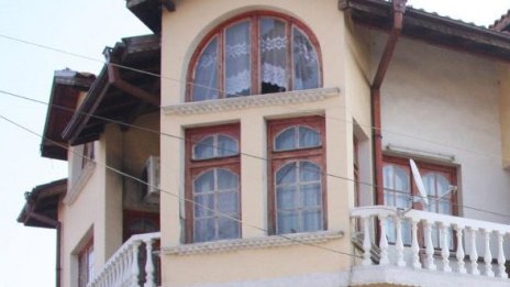 Роми вдигат палати с пари за образование