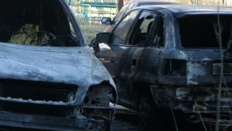 Две леки коли и един бус са горели в "Люлин"