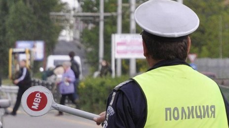 Наквасен шофьор нападна полицай във Великотърновско 