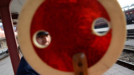 Гладуващ железничар е приет в болница 